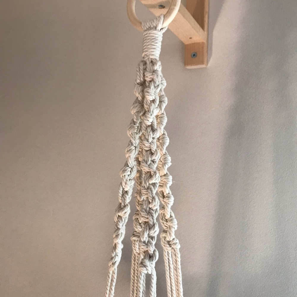 Macrame plant hanger. - Picture 6 of 7